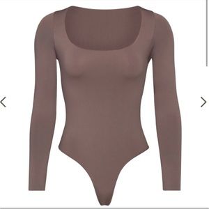 SKIMS Essential long sleeve scoop neck bodysuit NEW